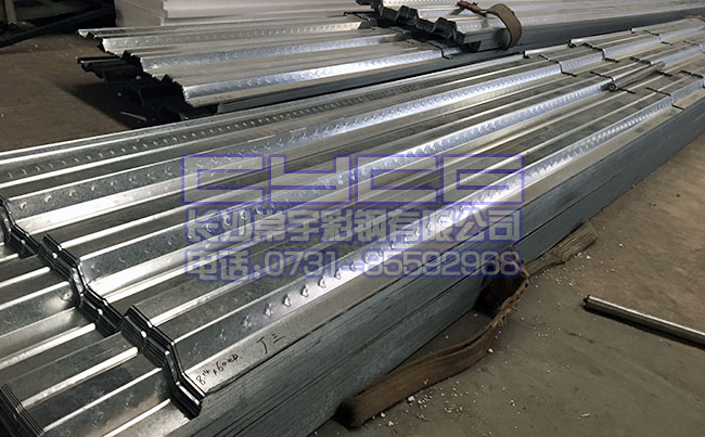 樓承板達(dá)到設(shè)計(jì)強(qiáng)度過程中受力明顯不同