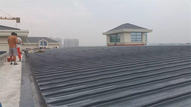 鋁鎂錳屋面系統(tǒng)屋面板與天溝收邊的處理方法